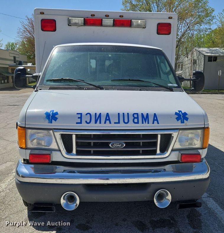 image for item EN8888 2006 Ford E450 Super Duty ambulance