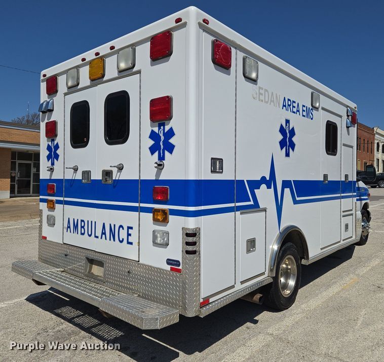 image for item EN8888 2006 Ford E450 Super Duty ambulance