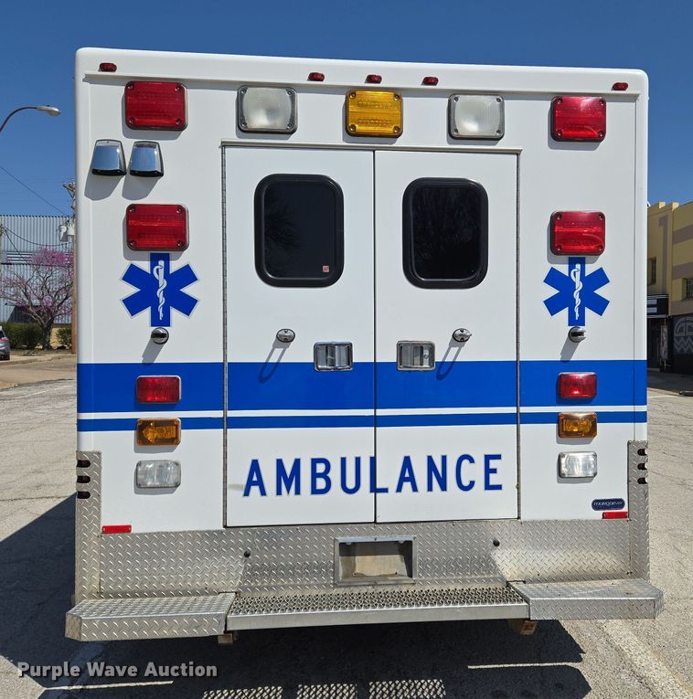 image for item EN8888 2006 Ford E450 Super Duty ambulance