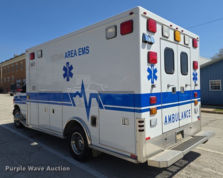 image for item EN8888 2006 Ford E450 Super Duty ambulance
