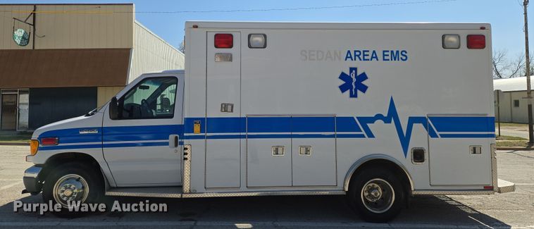 image for item EN8888 2006 Ford E450 Super Duty ambulance