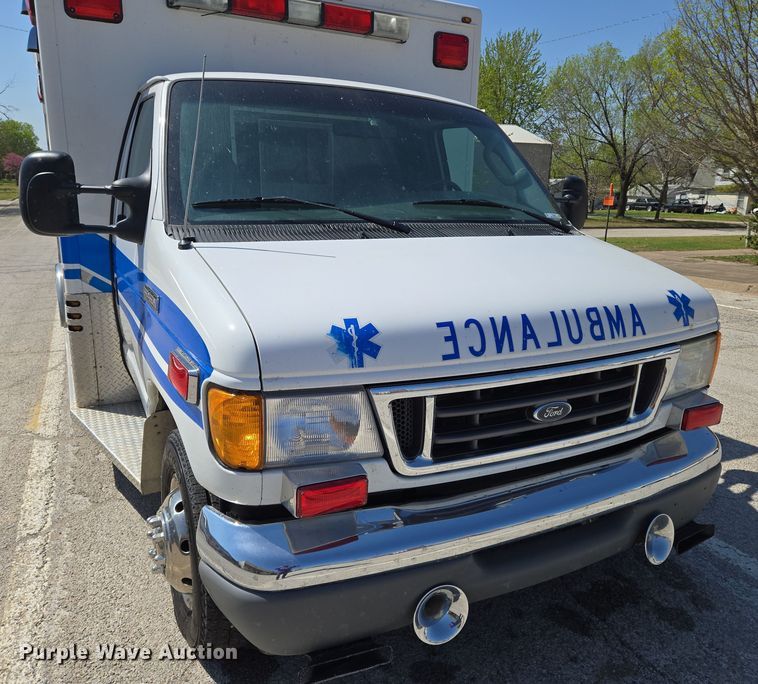 image for item EN8888 2006 Ford E450 Super Duty ambulance
