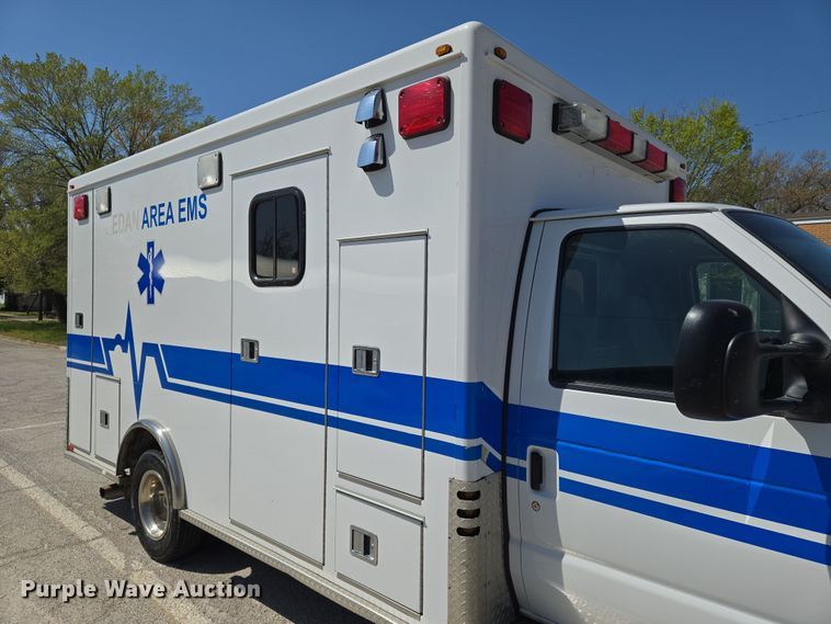 image for item EN8888 2006 Ford E450 Super Duty ambulance