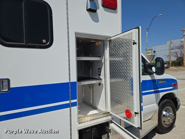 image for item EN8888 2006 Ford E450 Super Duty ambulance
