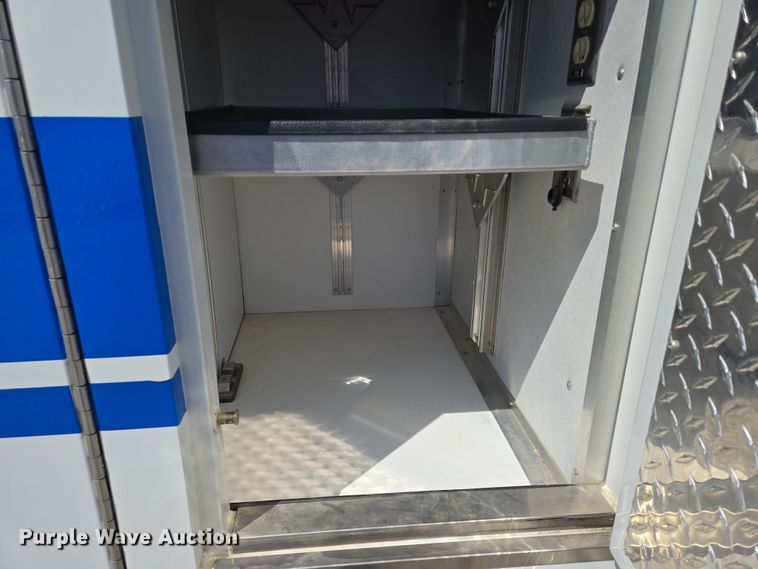 image for item EN8888 2006 Ford E450 Super Duty ambulance