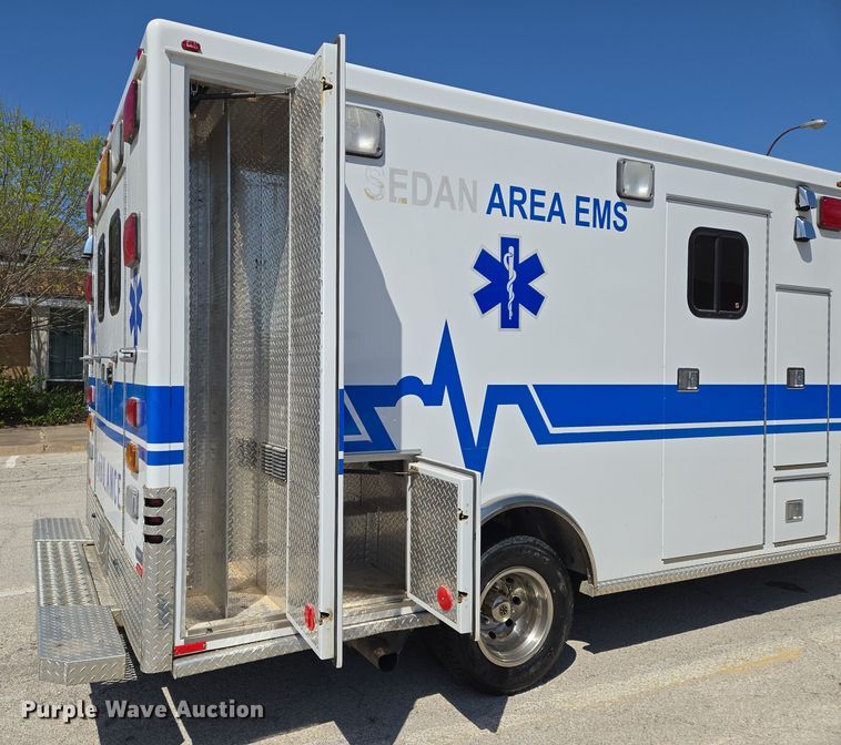 image for item EN8888 2006 Ford E450 Super Duty ambulance