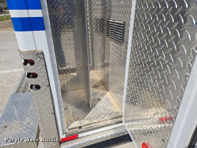 image for item EN8888 2006 Ford E450 Super Duty ambulance