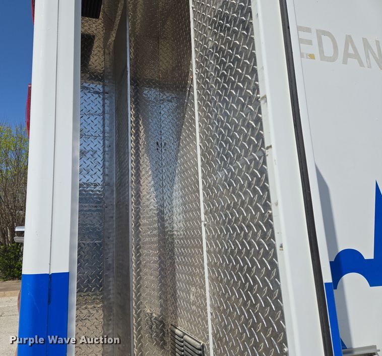 image for item EN8888 2006 Ford E450 Super Duty ambulance