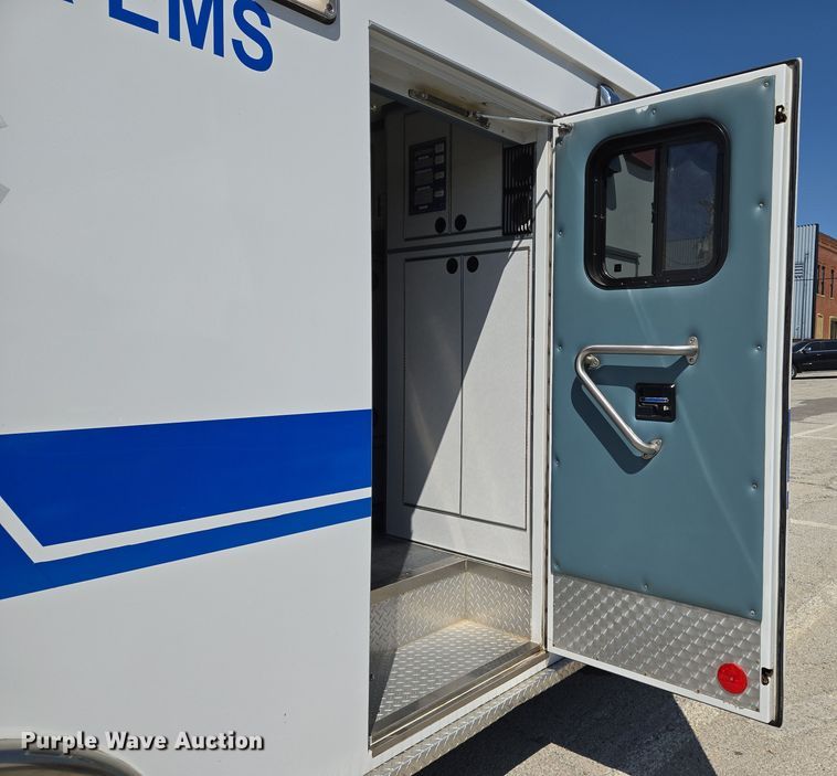 image for item EN8888 2006 Ford E450 Super Duty ambulance