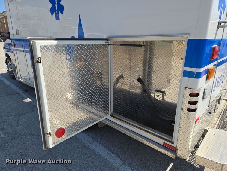 image for item EN8888 2006 Ford E450 Super Duty ambulance