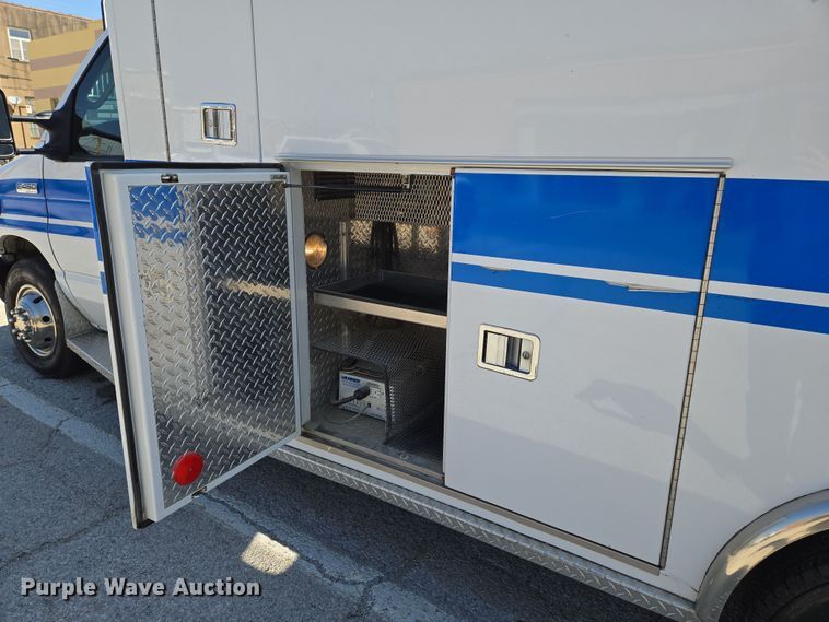 image for item EN8888 2006 Ford E450 Super Duty ambulance