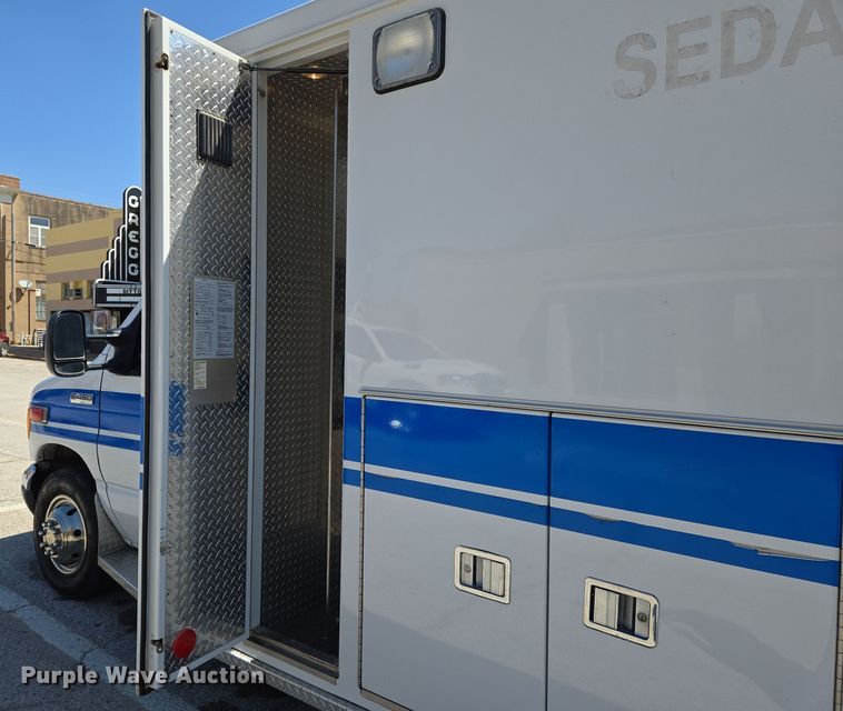 image for item EN8888 2006 Ford E450 Super Duty ambulance