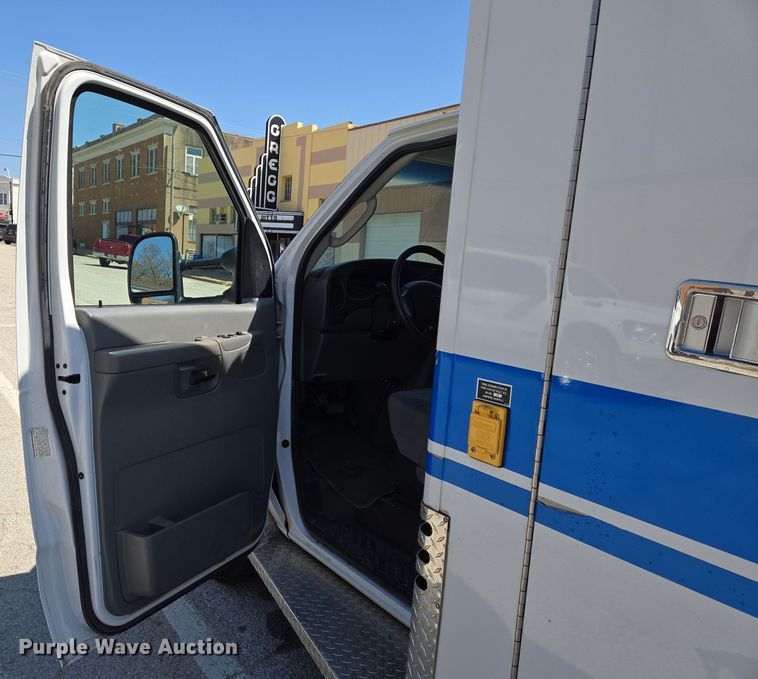 image for item EN8888 2006 Ford E450 Super Duty ambulance
