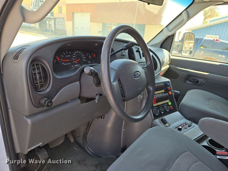 image for item EN8888 2006 Ford E450 Super Duty ambulance
