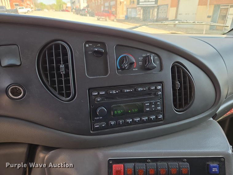 image for item EN8888 2006 Ford E450 Super Duty ambulance