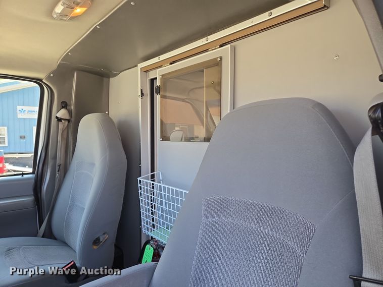 image for item EN8888 2006 Ford E450 Super Duty ambulance