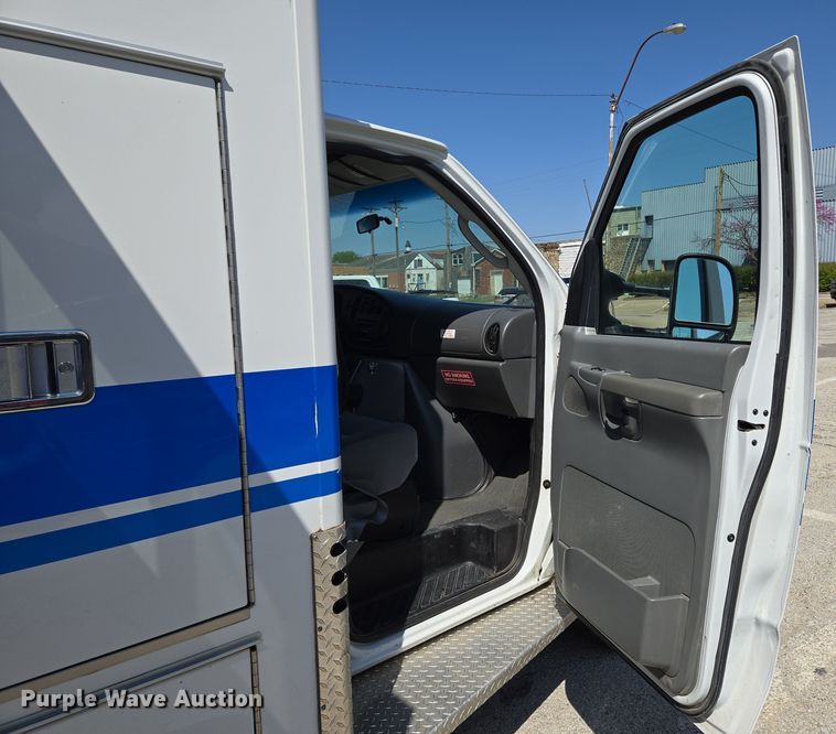 image for item EN8888 2006 Ford E450 Super Duty ambulance