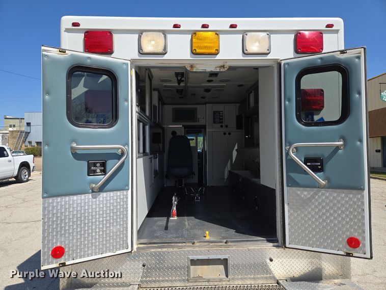 image for item EN8888 2006 Ford E450 Super Duty ambulance
