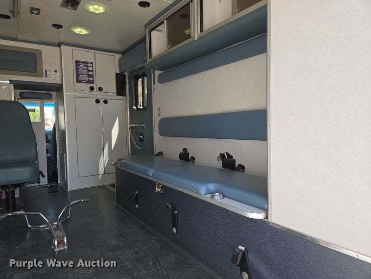 image for item EN8888 2006 Ford E450 Super Duty ambulance