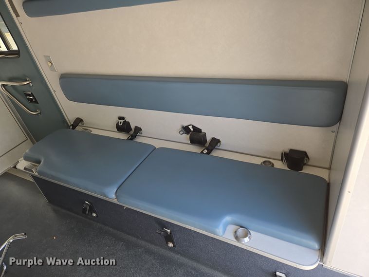 image for item EN8888 2006 Ford E450 Super Duty ambulance