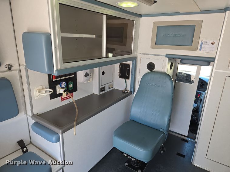 image for item EN8888 2006 Ford E450 Super Duty ambulance