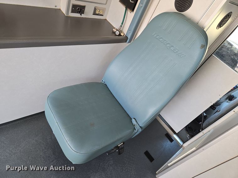 image for item EN8888 2006 Ford E450 Super Duty ambulance