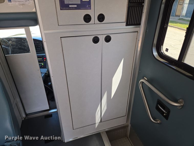 image for item EN8888 2006 Ford E450 Super Duty ambulance