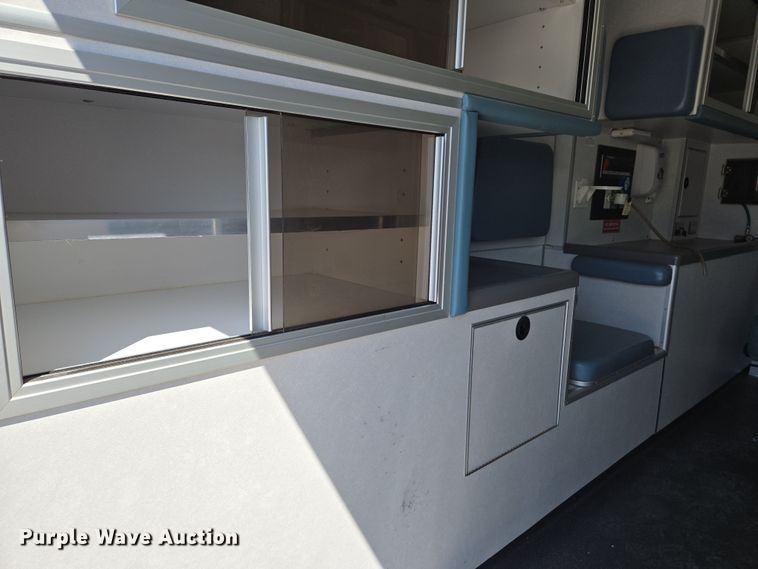 image for item EN8888 2006 Ford E450 Super Duty ambulance