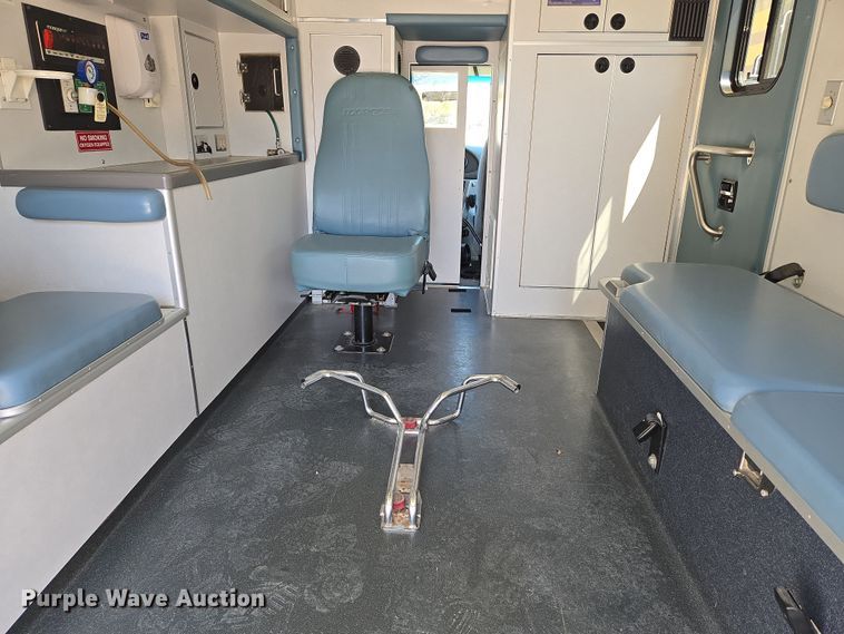 image for item EN8888 2006 Ford E450 Super Duty ambulance