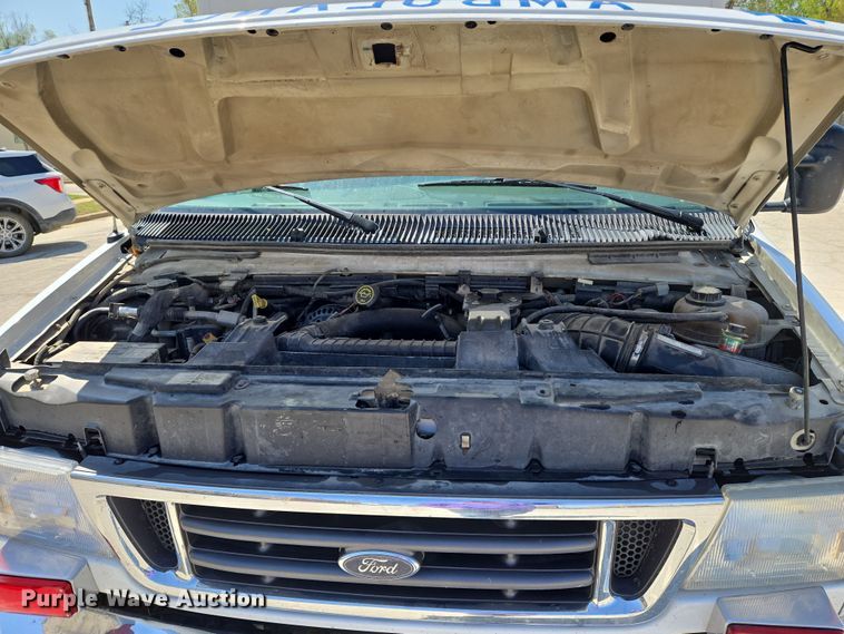 image for item EN8888 2006 Ford E450 Super Duty ambulance