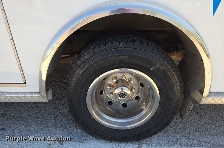 image for item EN8888 2006 Ford E450 Super Duty ambulance