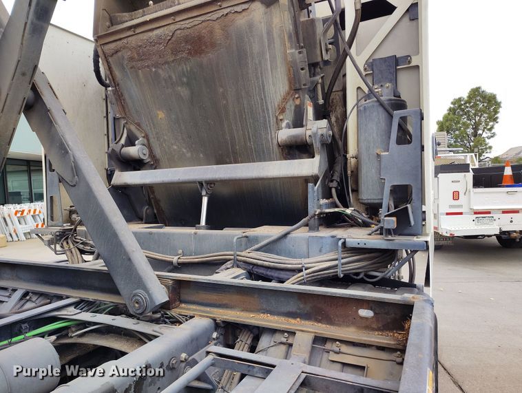 image for item EO9978 2016 Freightliner Business Class M2 street sweeper truck