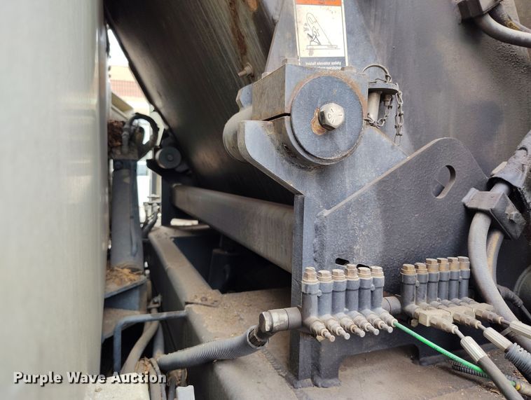 image for item EO9978 2016 Freightliner Business Class M2 street sweeper truck