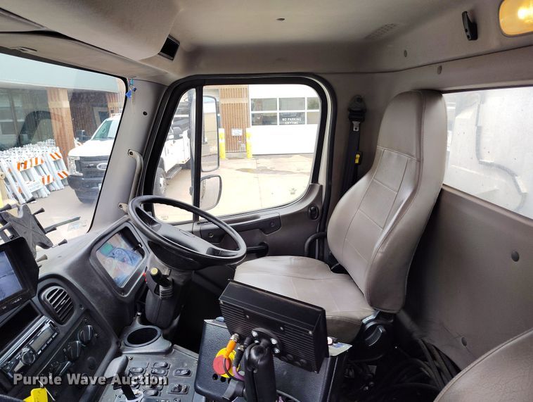 image for item EO9978 2016 Freightliner Business Class M2 street sweeper truck