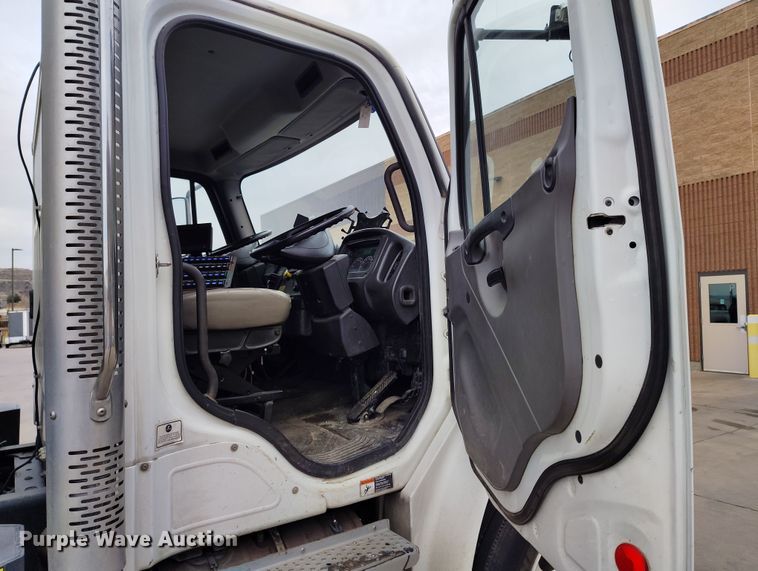 image for item EO9978 2016 Freightliner Business Class M2 street sweeper truck