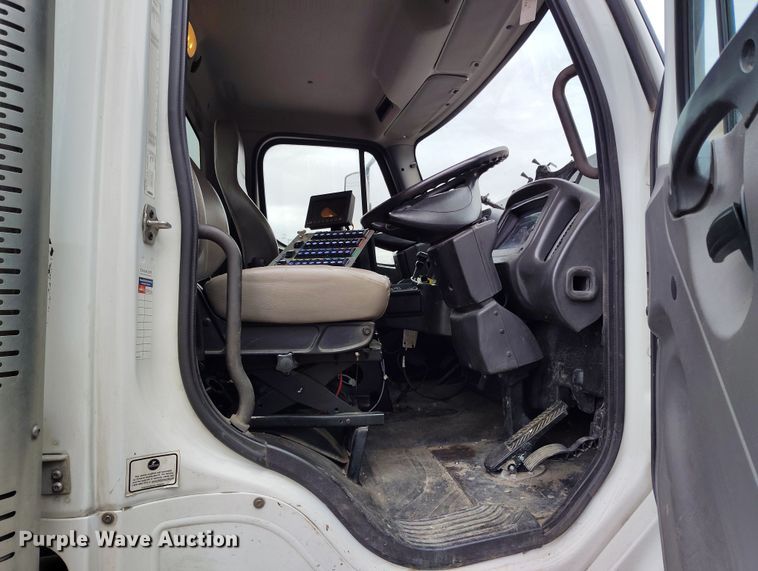 image for item EO9978 2016 Freightliner Business Class M2 street sweeper truck