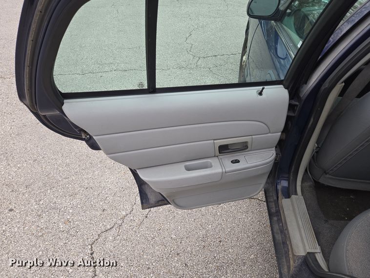 image for item EQ6978 2003 Ford Crown Victoria Police Interceptor 