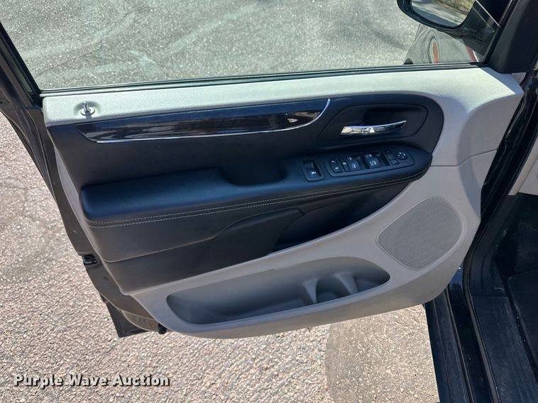 image for item ER8967 2012 Chrysler Town & Country  van