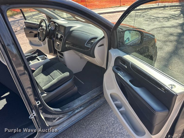 image for item ER8967 2012 Chrysler Town & Country  van