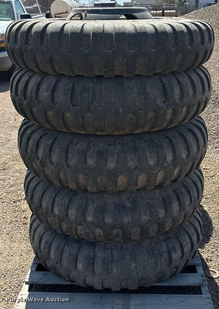 image for item ER8969 (9) 11.00-20 tires and wheels