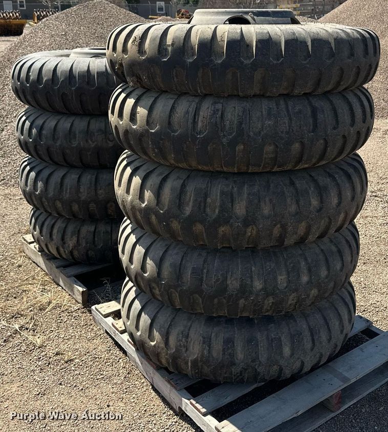 image for item ER8969 (9) 11.00-20 tires and wheels