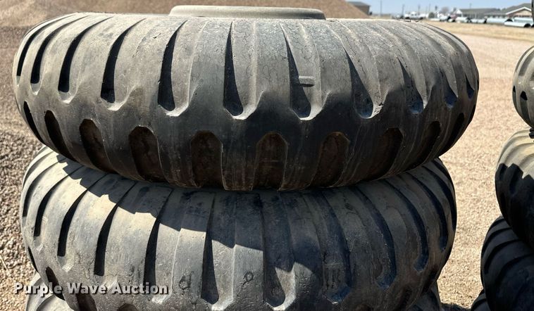 image for item ER8969 (9) 11.00-20 tires and wheels