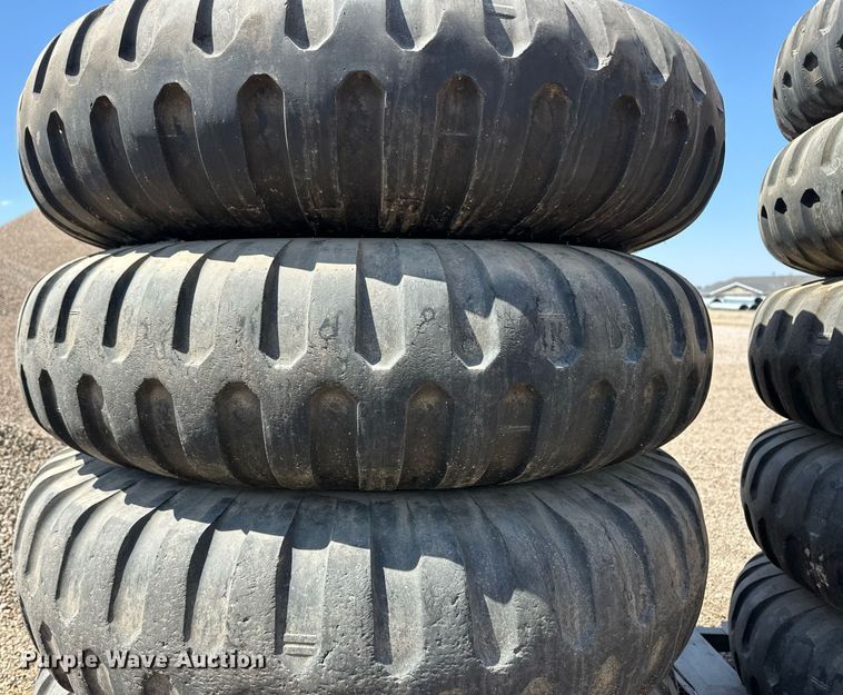image for item ER8969 (9) 11.00-20 tires and wheels