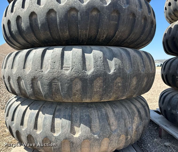 image for item ER8969 (9) 11.00-20 tires and wheels