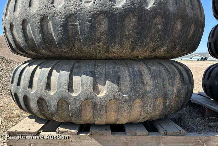 image for item ER8969 (9) 11.00-20 tires and wheels