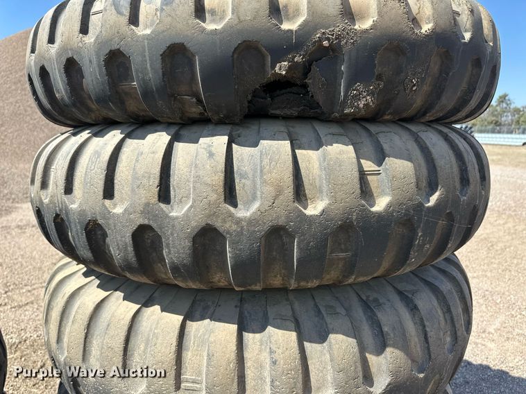 image for item ER8969 (9) 11.00-20 tires and wheels