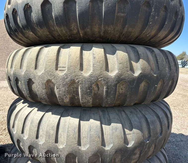 image for item ER8969 (9) 11.00-20 tires and wheels