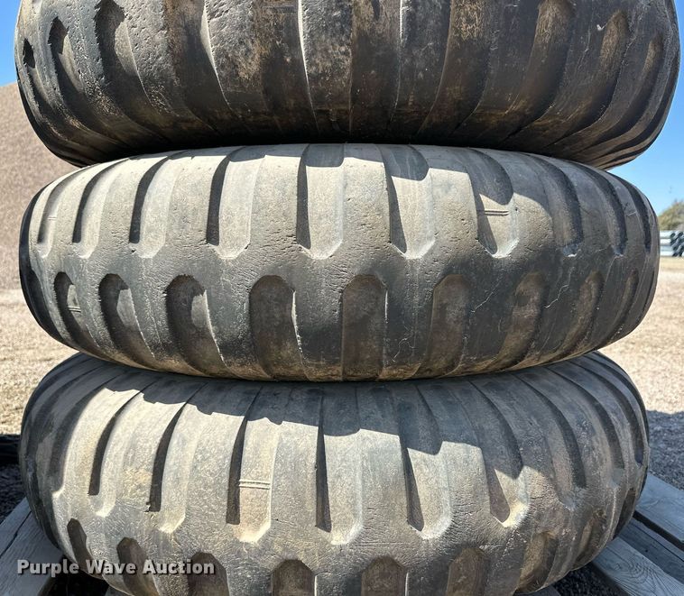 image for item ER8969 (9) 11.00-20 tires and wheels