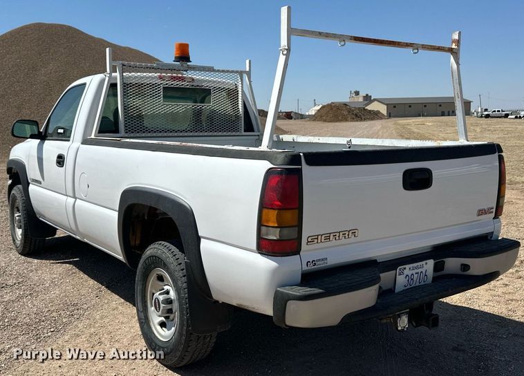 image for item ER8971 2006 GMC Sierra 2500HD pickup truck