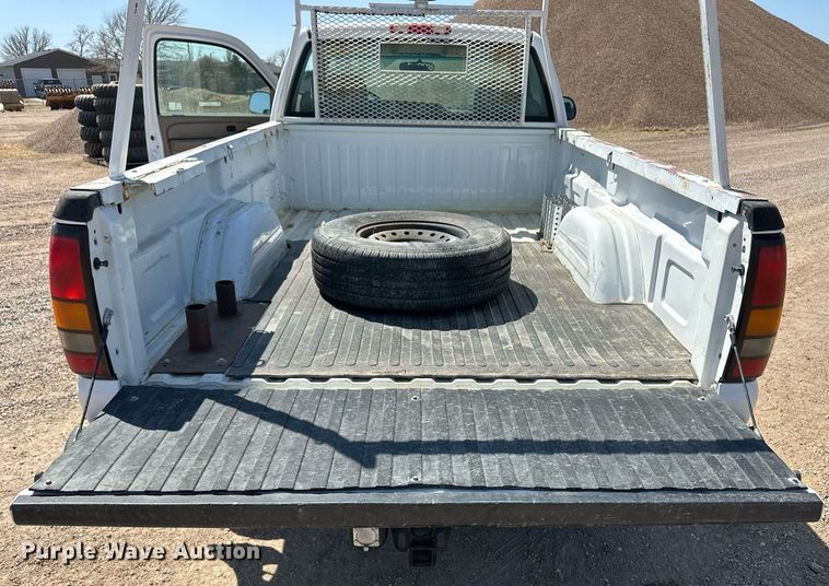 image for item ER8971 2006 GMC Sierra 2500HD pickup truck